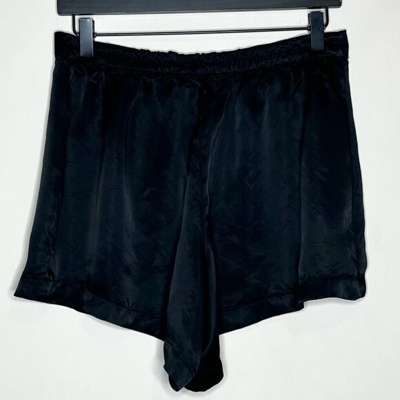 ATHLETA Calm Cool Short in Black Size Medium Satin finish elastic waist - Picture 4 of 6
